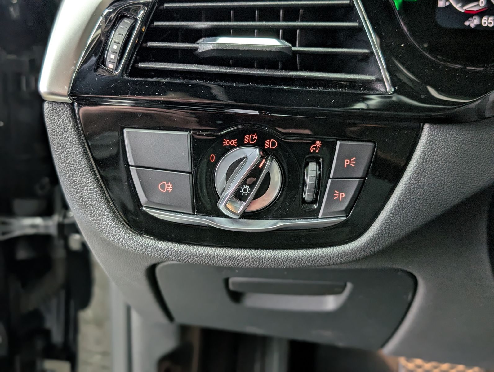 Fahrzeugabbildung BMW 530 e Luxury Line SPORT PANO LED KAM LEDER AHK