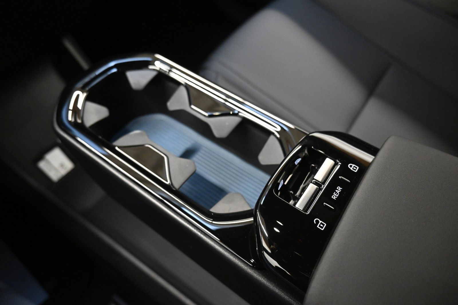 Fahrzeugabbildung Volvo EX30 Single Motor Extended Range Plus ACC