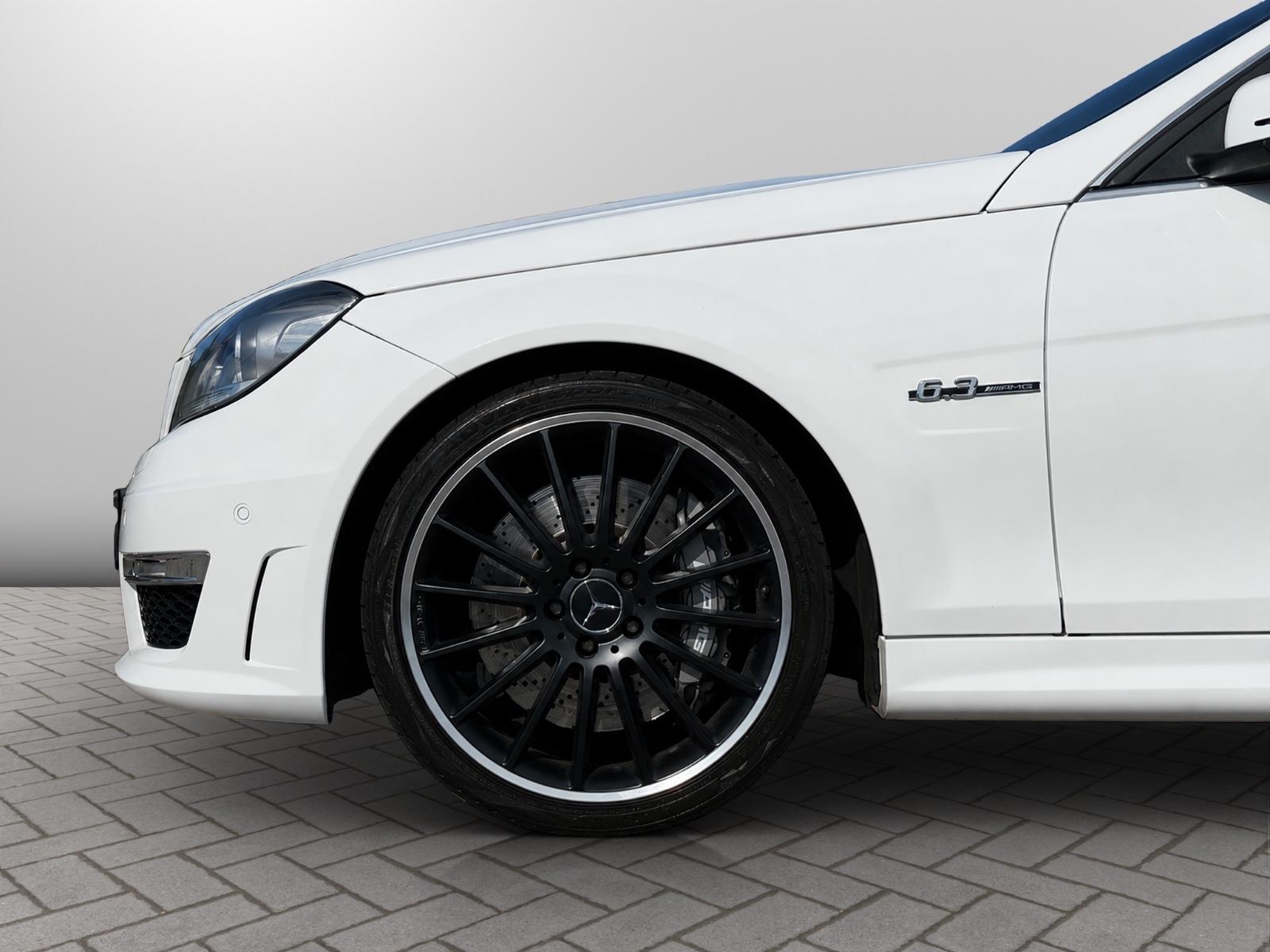 Mercedes C63 AMG Break 6.2 V8 457 ch • Speedshift MCT • Toit ouvrant • GPS • Bi-Xénon • 19"