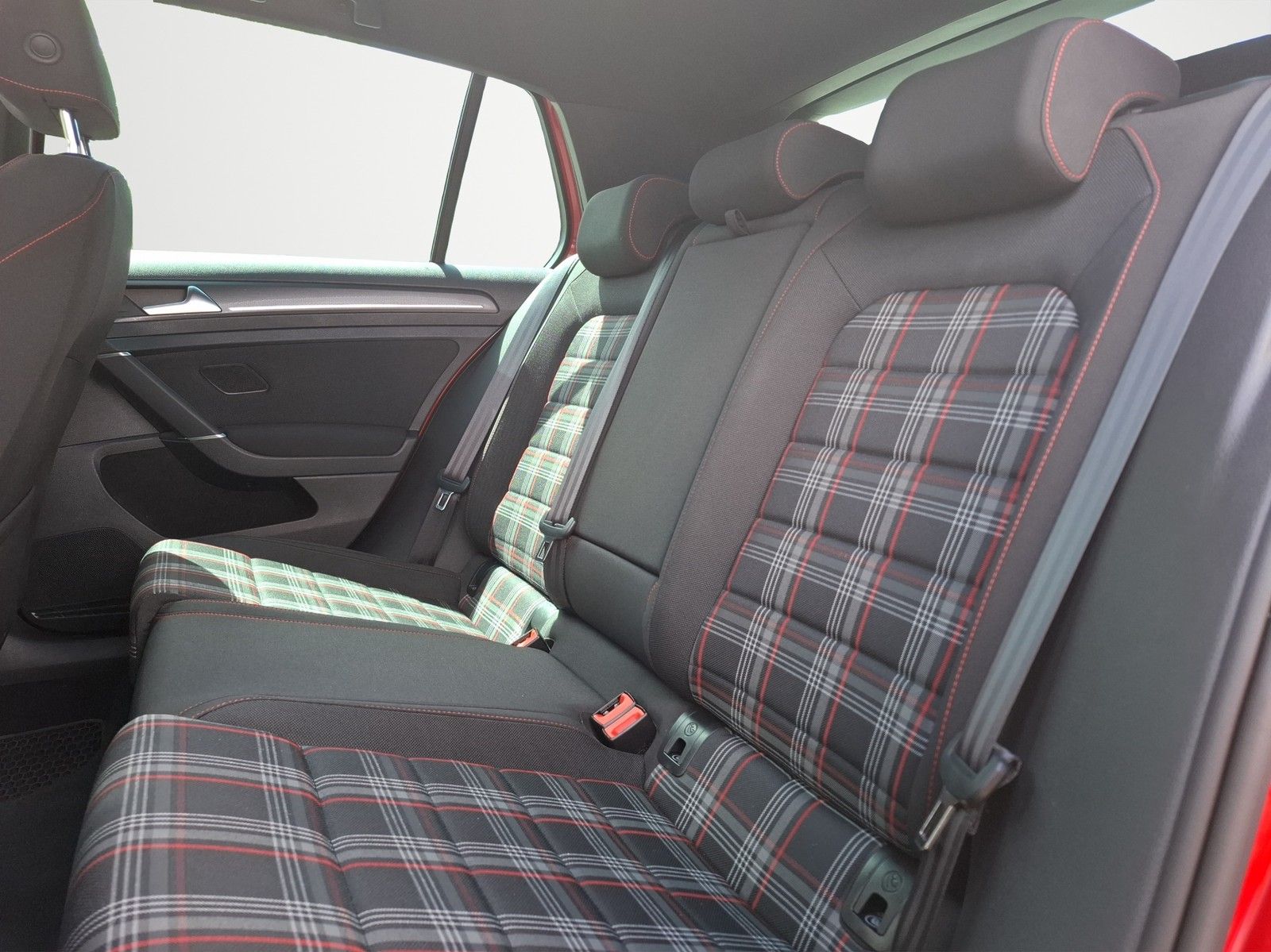 VW Golf VII 2.0 TSI GTI DSG / PANORAMA / LED / NAVI - Image 15