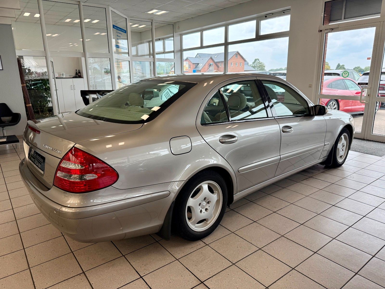 Fahrzeugabbildung Mercedes-Benz E 200 Classic