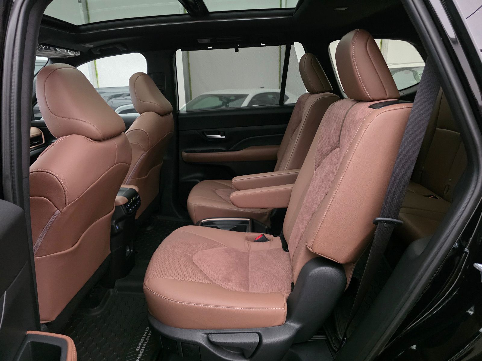 Fahrzeugabbildung Toyota GRAND Highlander Platinum Max T1: 68.000 EURO