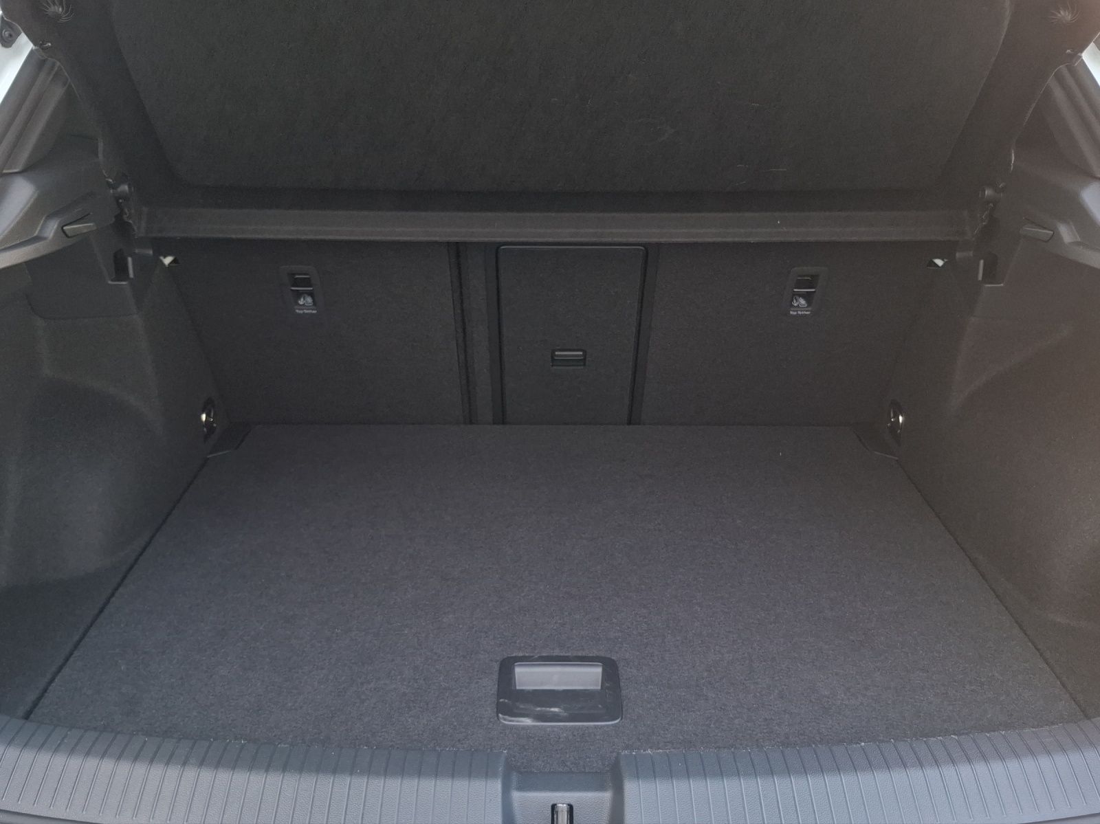Fahrzeugabbildung Volkswagen T-Roc TSI R-Line DSG LEDplus AHK Navi AID ACC RF