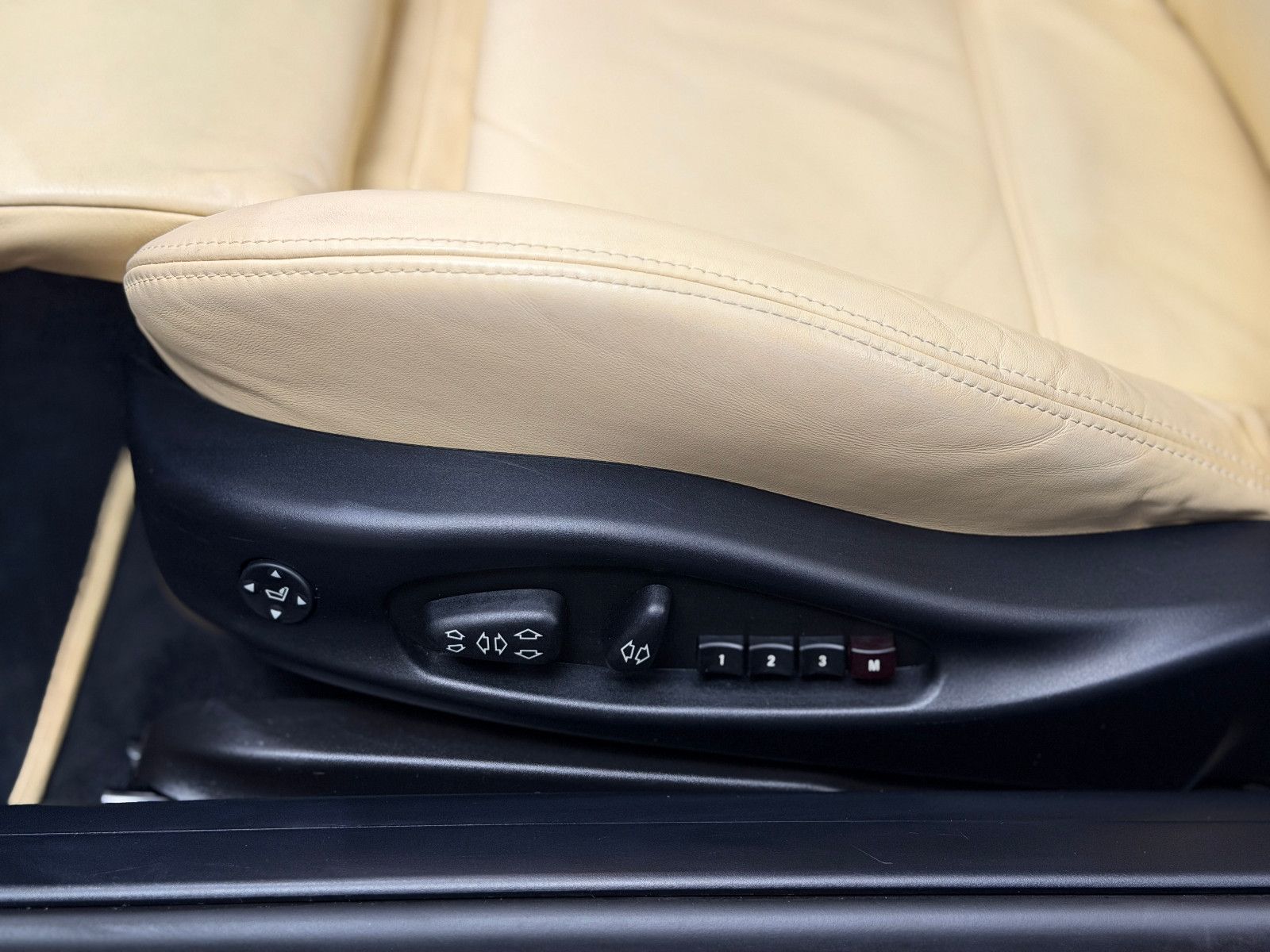 Fahrzeugabbildung BMW 330i Coupe Edition Sport |1.HAND|SMG|H/K|LEDER