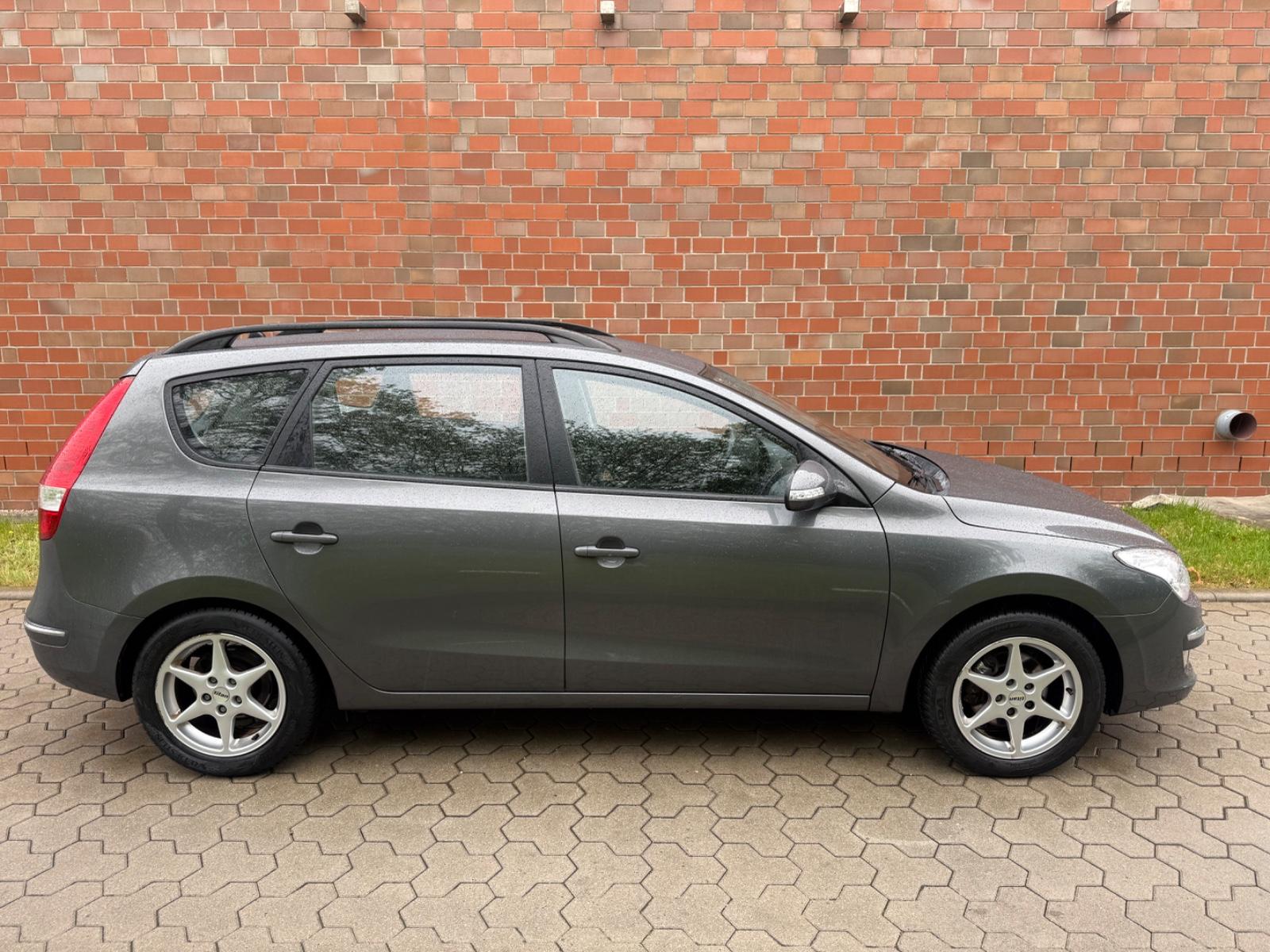 Hyundai i30 1.6TDI-DPF-KLIMA-AHK-SHZ-ALU