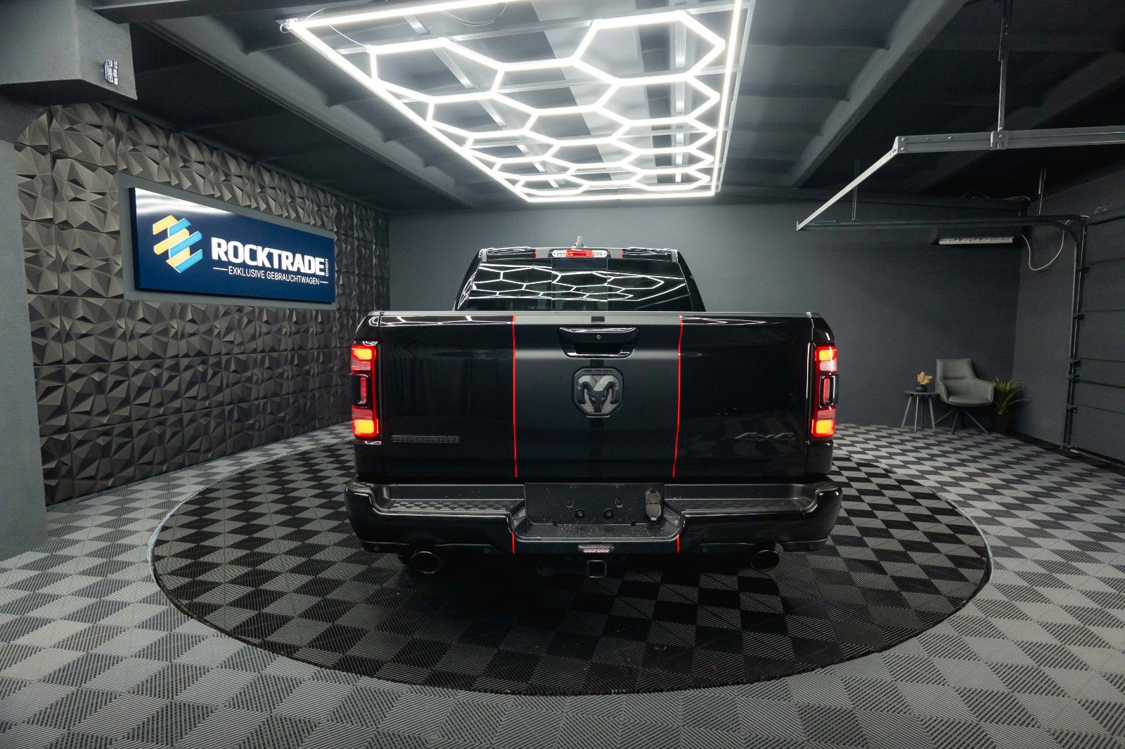 Fahrzeugabbildung Dodge RAM 5.7 V8 HEMI 4x4 LIMITED Style Night-Edition