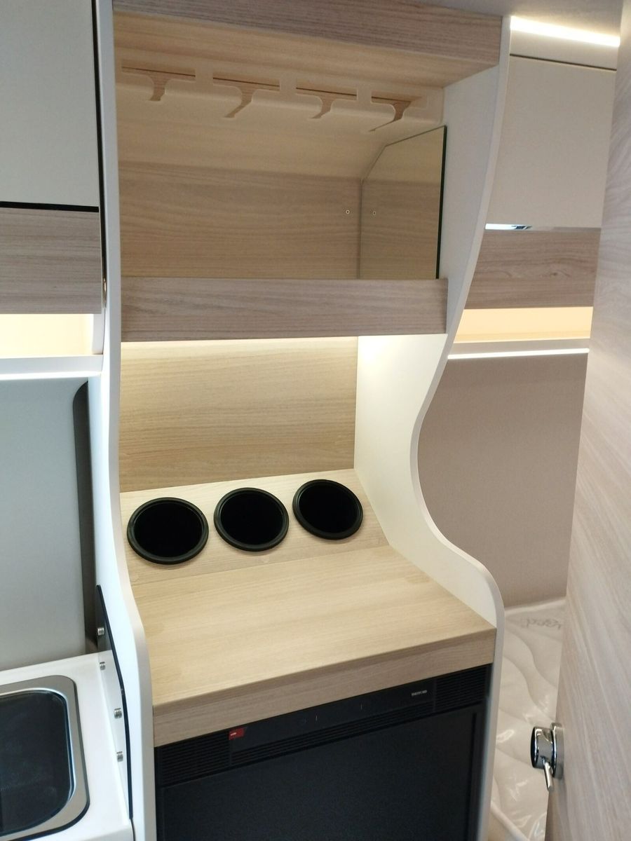 Fahrzeugabbildung Eura Mobil Van V 635 EB Captain-Chair- Sitze, Skyroof, RFK