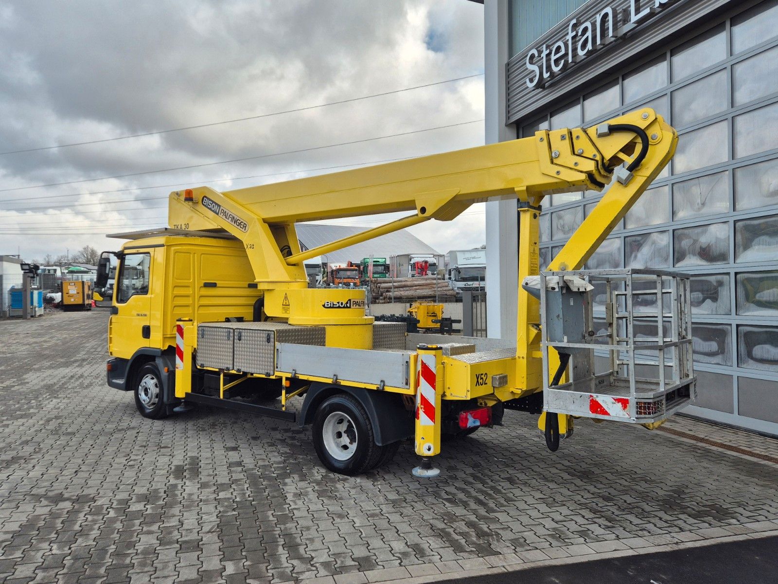 Fahrzeugabbildung MAN TGL 8.150 4x2 Bison Palfinger TKA 30
