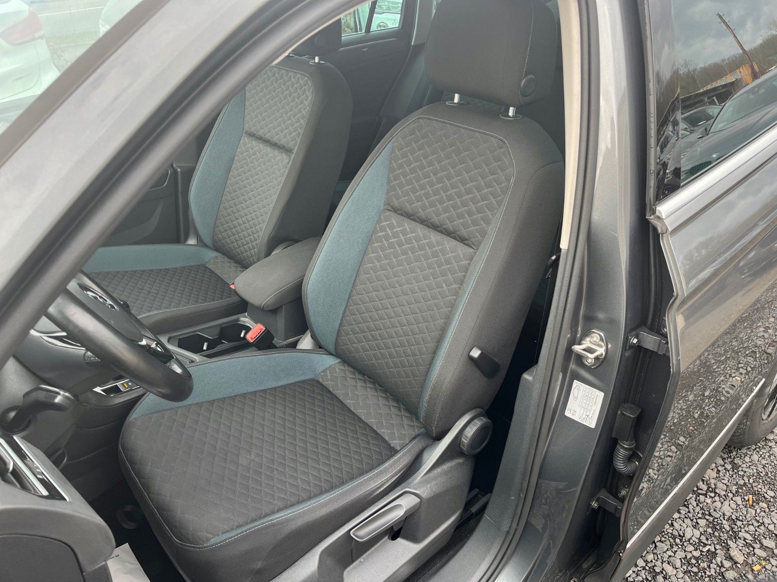 Fahrzeugabbildung Volkswagen Tiguan 1.5 TSI IQ.DRIVE Navi ACC LED SPORTFW AHK