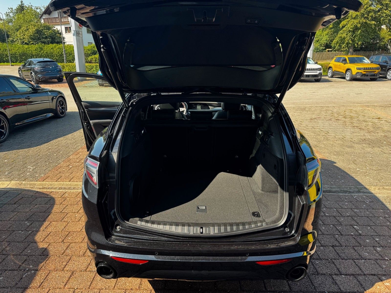 Fahrzeugabbildung Alfa Romeo Stelvio 2.0 Intensa Allrad 280PS Glasdach Navi