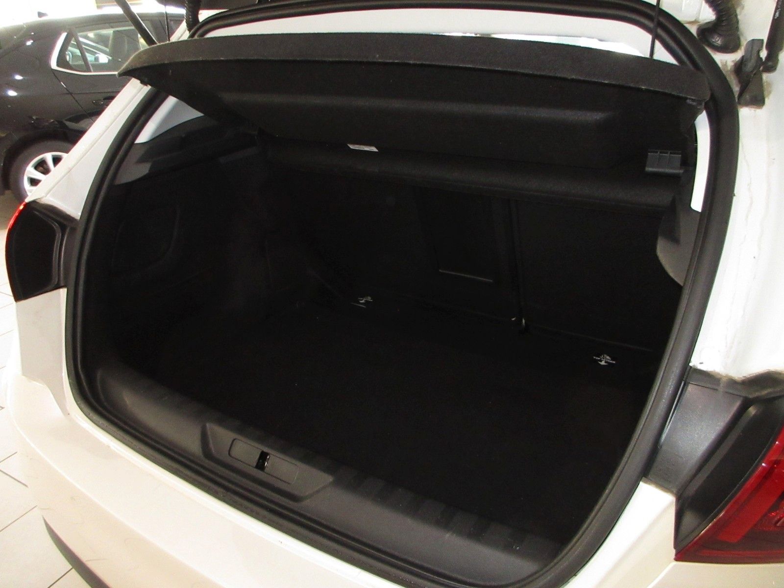 Fahrzeugabbildung Peugeot 308 Allure 1.2T LED/NAVI/R´CAM/PDC/VIRTUAL