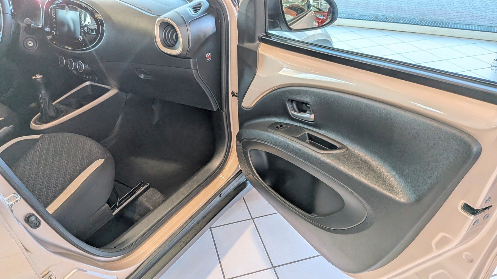 Fahrzeugabbildung Toyota Aygo X Pulse inkl. Rückfahrkamera