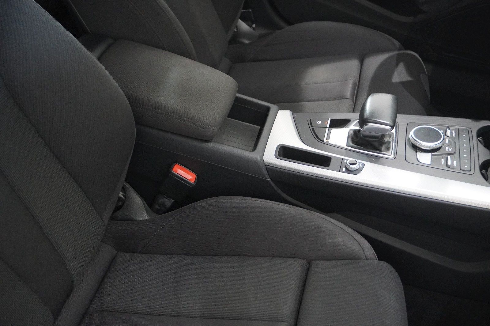 Fahrzeugabbildung Audi A4 Avant 35 TDI S-LINE SPORT NAVI/LED/KAMERA/DAB