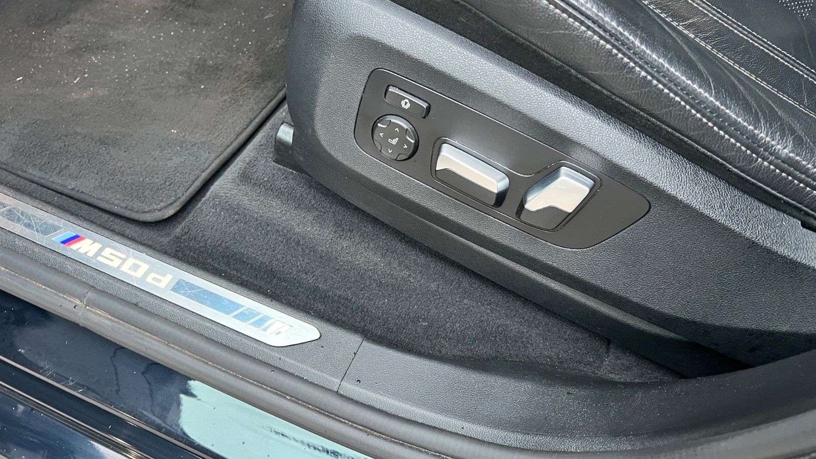 Fahrzeugabbildung BMW X7 M50 d *H/K*360°*PANO*AHK*M-Paket*HUD*Mietkauf