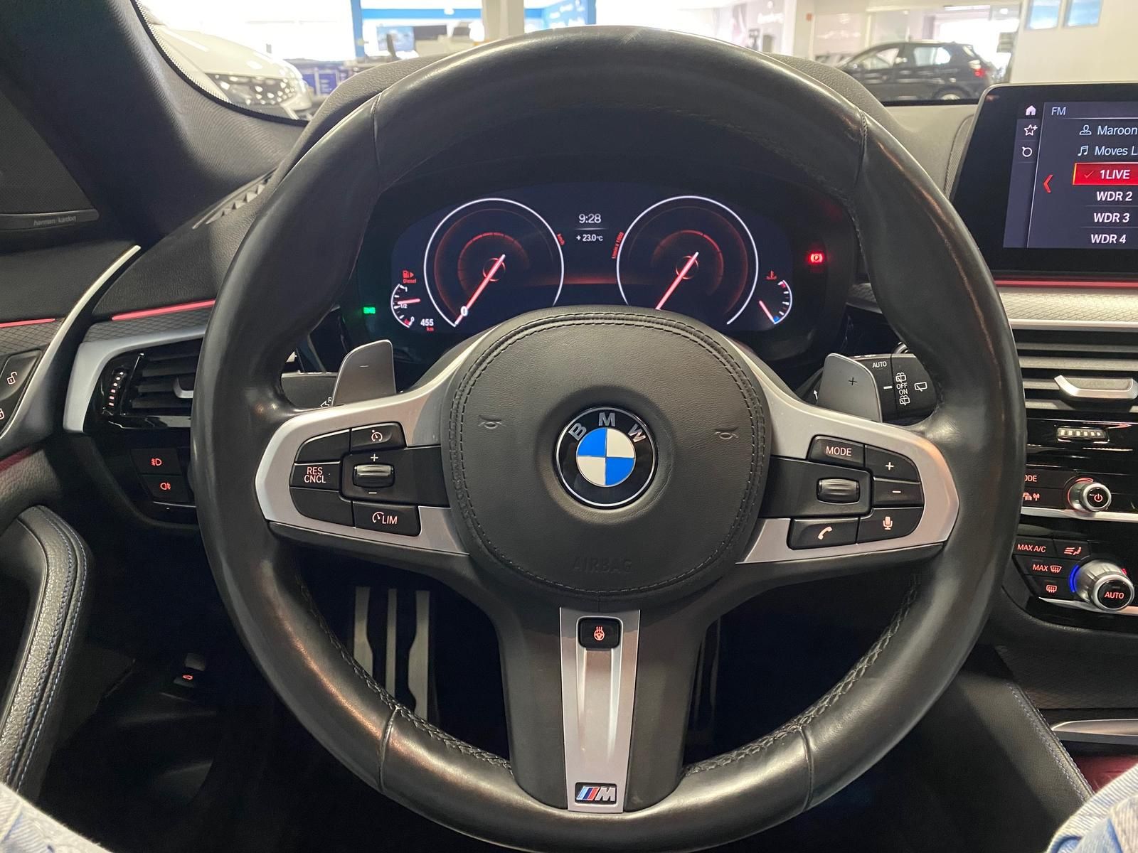 Fahrzeugabbildung BMW 530 3.0 24V 530 d xDrive M-Paket+Sport+LEDER+PDC