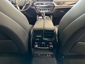 Fahrzeugabbildung BMW 540i xD DAB Alarm 360°H/K HUD 20" LiveCockpitPro