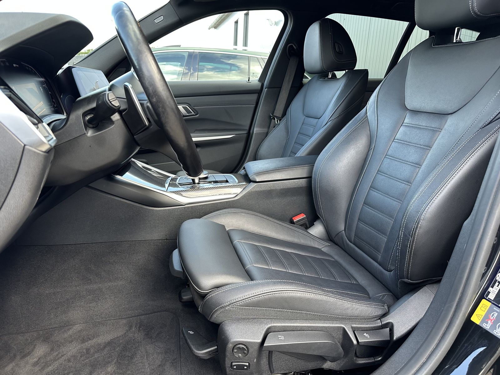 Fahrzeugabbildung BMW 330e Touring xDrive M-Sport NAV+LED+PANO+HEAD-UP