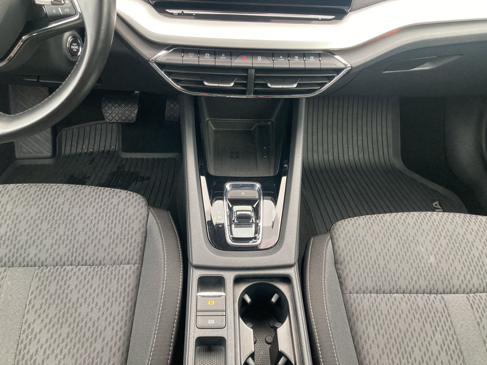 Fahrzeugabbildung SKODA Octavia Combi TDI First-Edition DSG LED Navi PDC