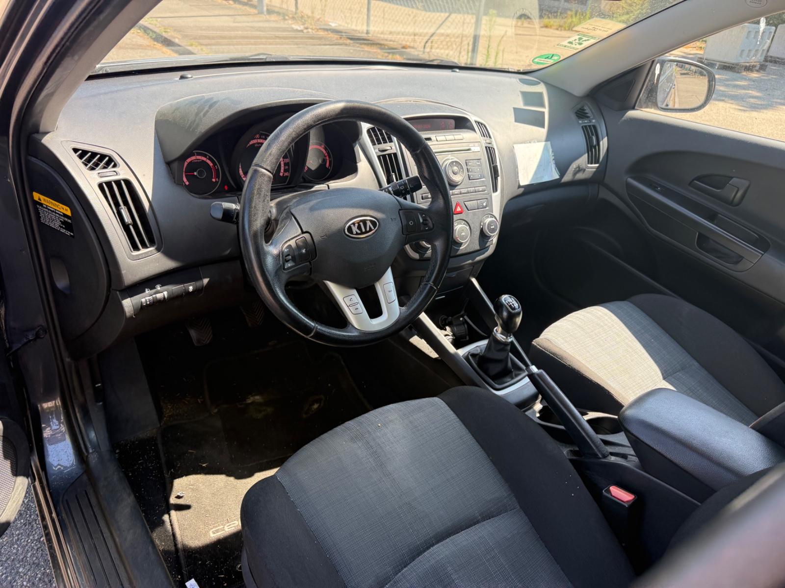 Kia cee'd 2012 — photo 9