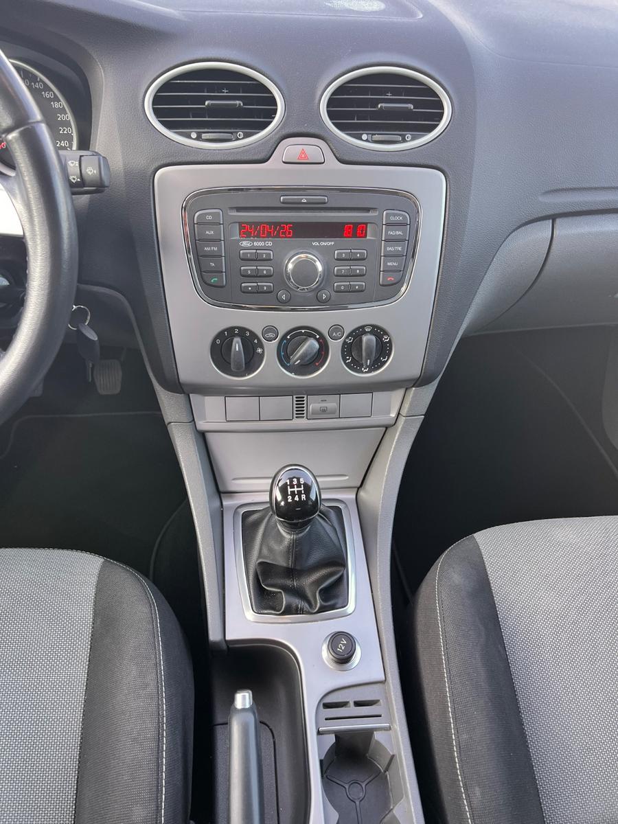 Ford Focus 2011 — photo 21
