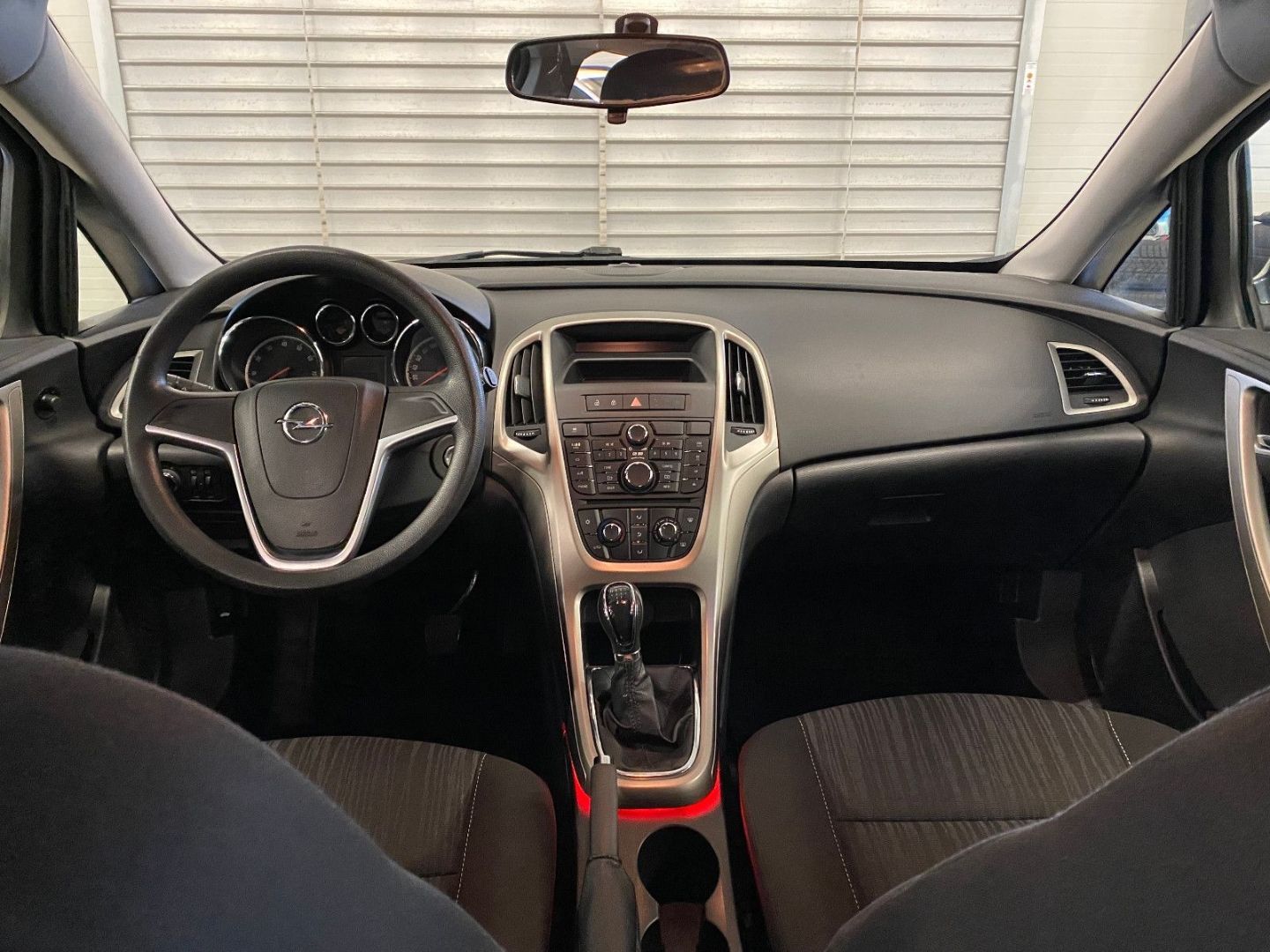 Fahrzeugabbildung Opel Astra J Lim. 5-trg. Edition AHK Klima