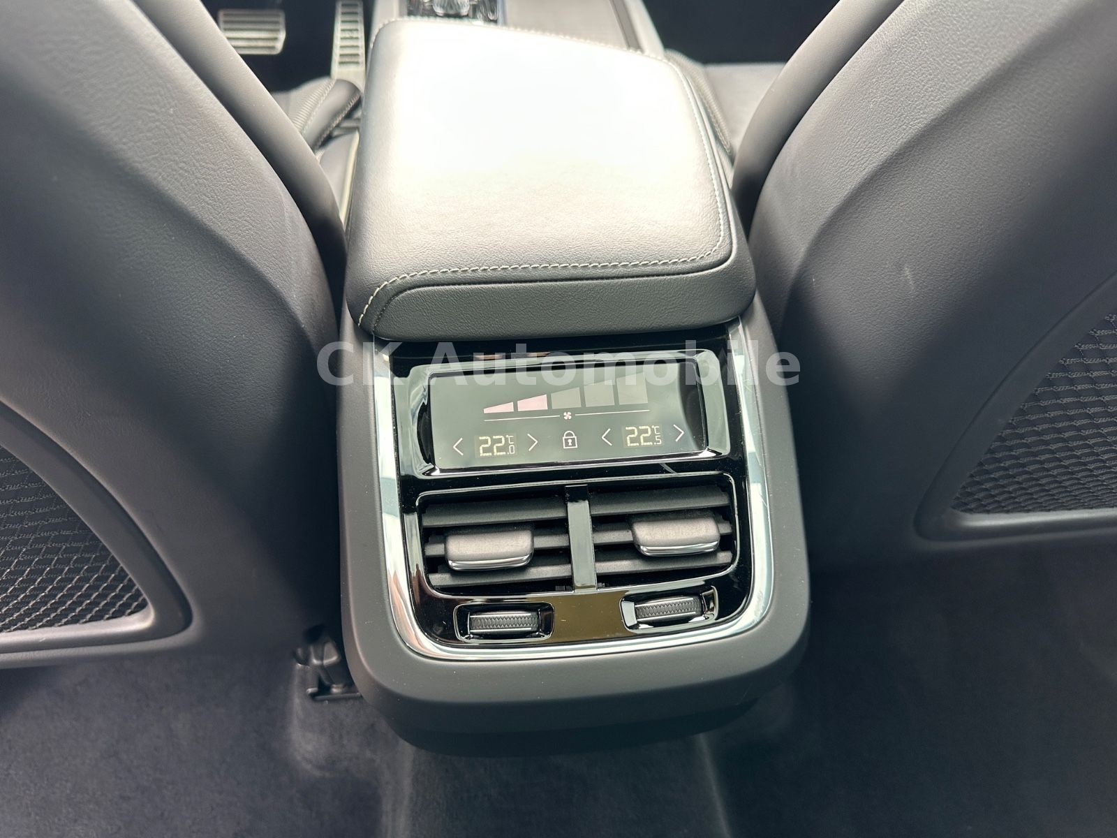 Fahrzeugabbildung Volvo XC60 B4 R Design 2WD/Navi/Pano/Kamera/LED