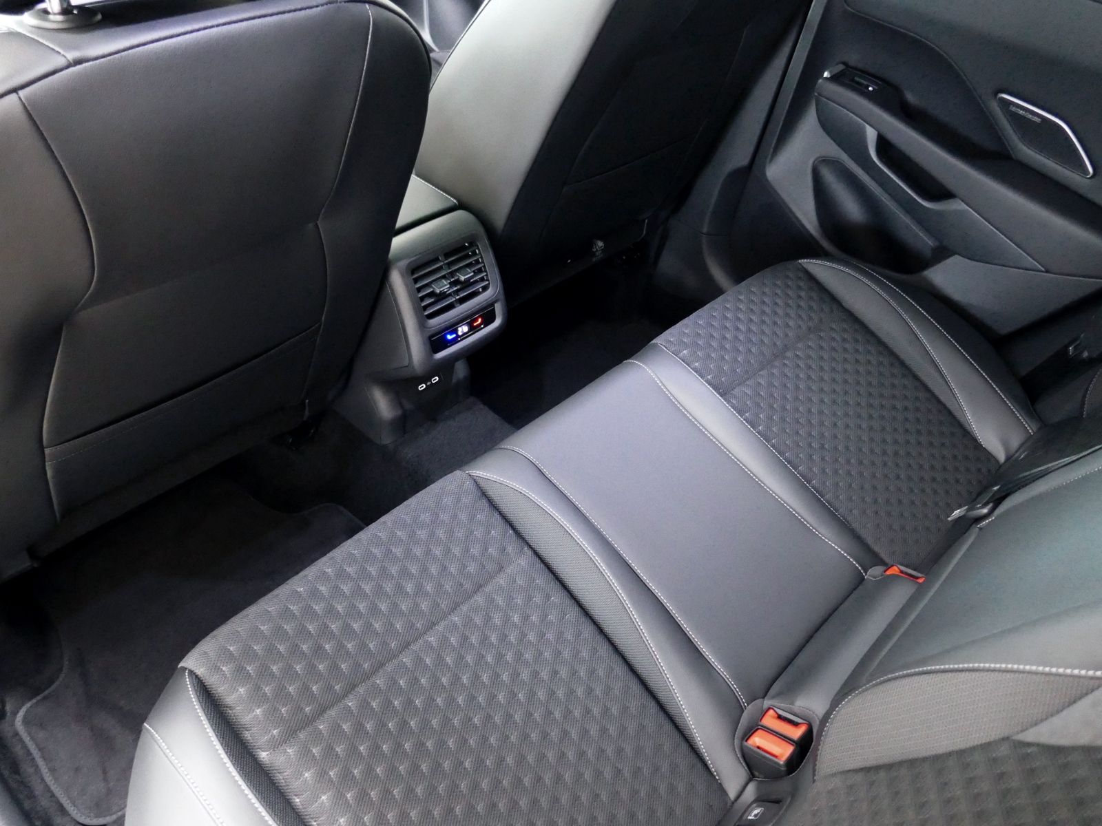 Fahrzeugabbildung Volkswagen T-Roc R-Line 1.5 eTSI DSG | LED AHK RFK ACC Navi