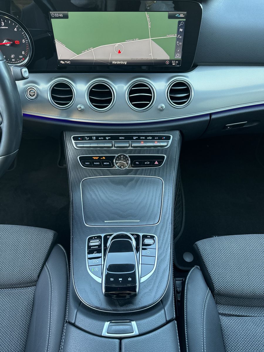 Fahrzeugabbildung Mercedes-Benz E 220d AMG-Line NAV+LED+KAMERA+WIDESCREEN+19ZOLL