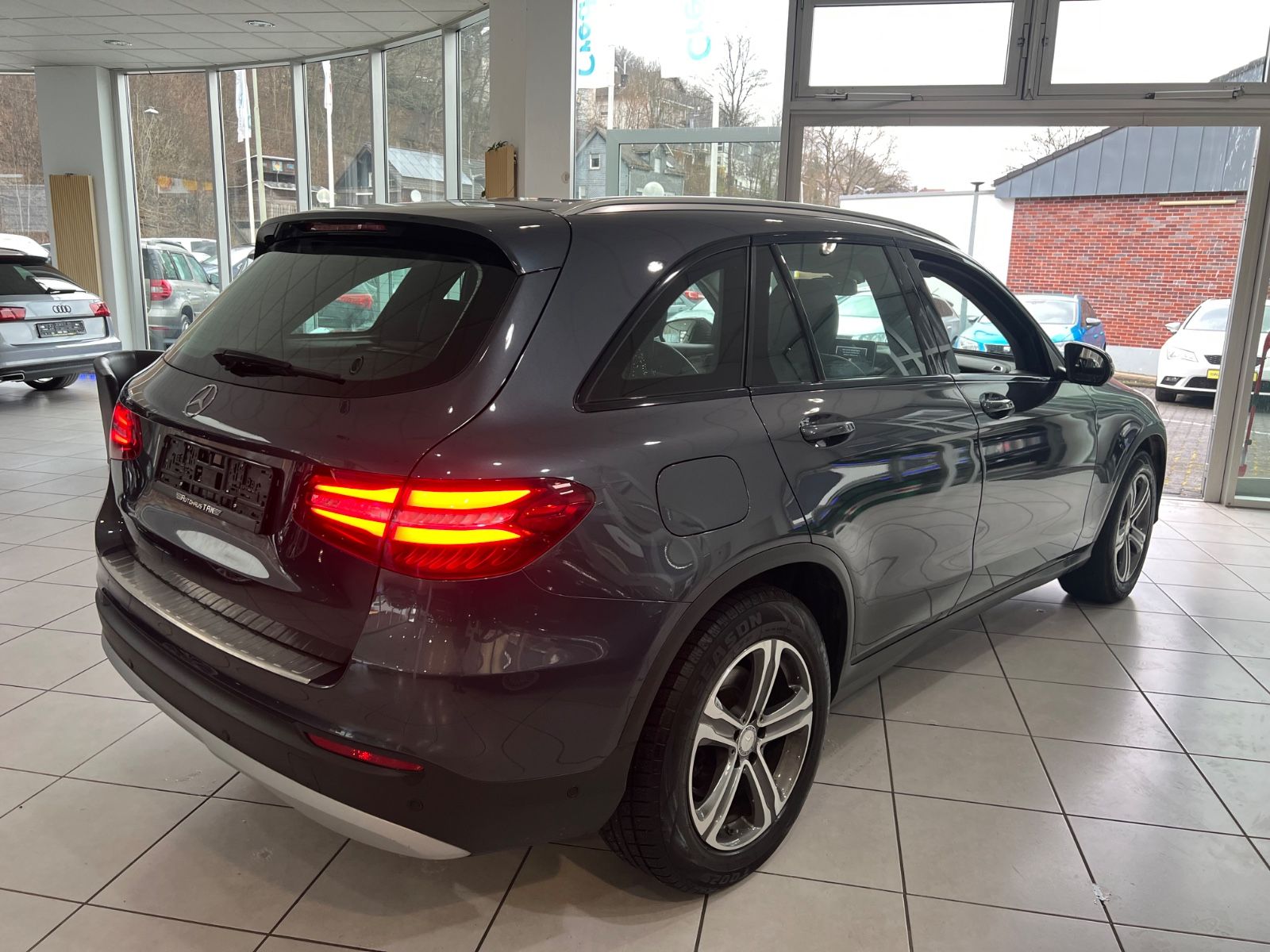Fahrzeugabbildung Mercedes-Benz GLC 250 d 4Matic *LEDER*NAVI*SITZHEIZUNG*LED*