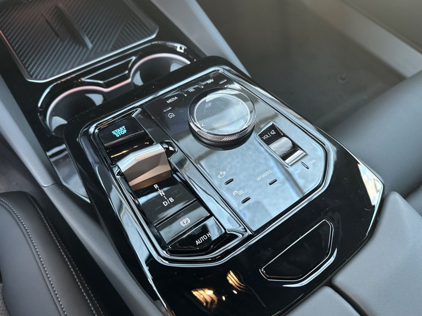 Fahrzeugabbildung BMW i5 eDrive40 M-Sportpaket AutobahnAssi/AHK/360