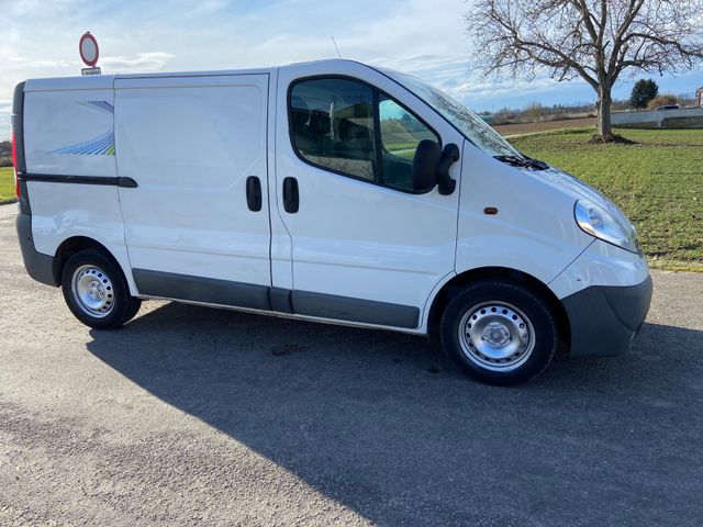 Opel Vivaro/Kurz u.Flach /Klima