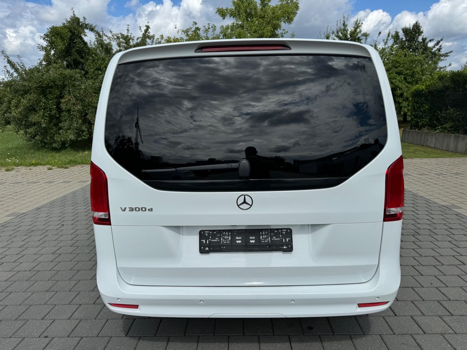 Mercedes-Benz V 300 AMG PANO*NAVI*LEDER*7SITZE*KAM*EL-TÜRE*AHK — 7