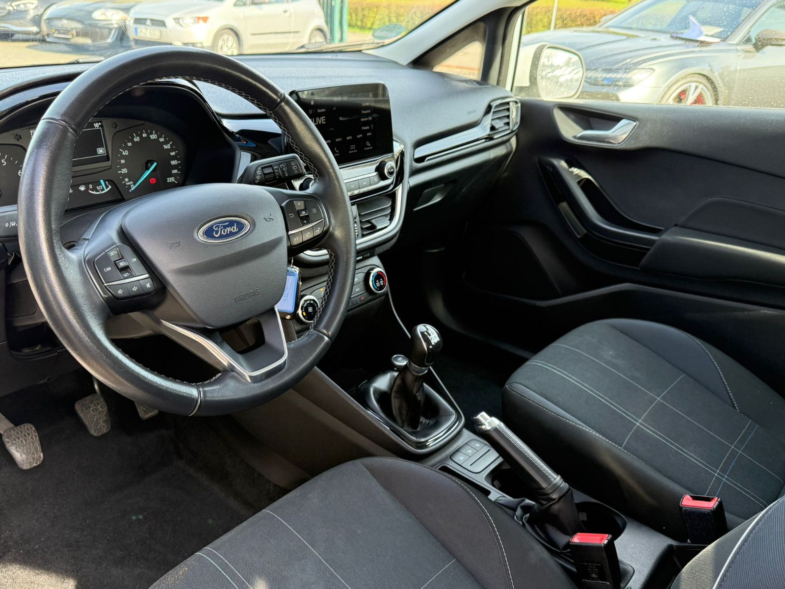 Fahrzeugabbildung Ford Fiesta 1,1i Cool & Connect, Klima, PDC