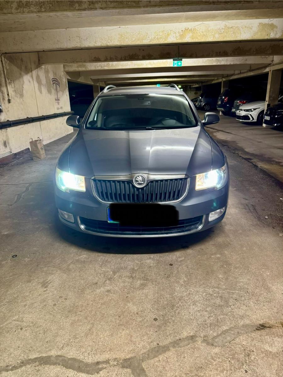 Skoda Superb 2010 — interior