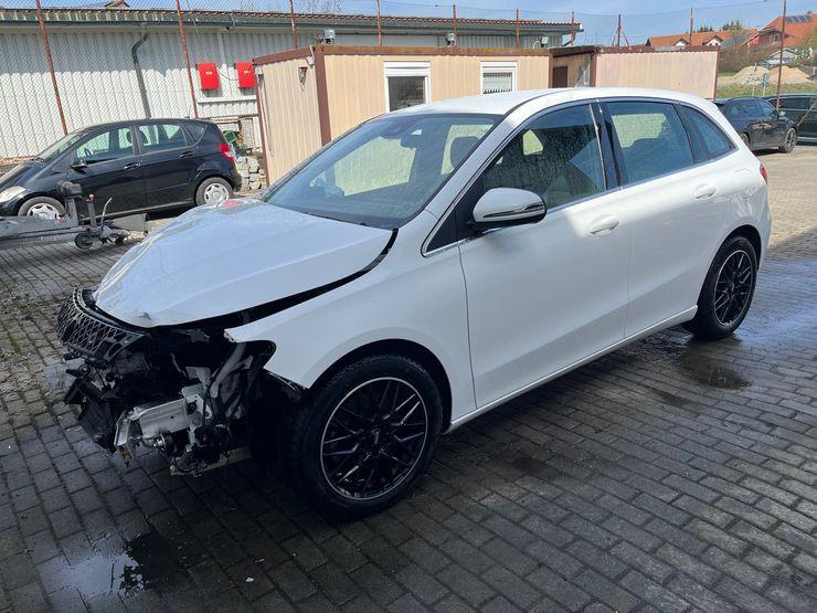 Mercedes-Benz B 200 PROGRESSIVE MBUX T.Leder Navi LED DCT AHK