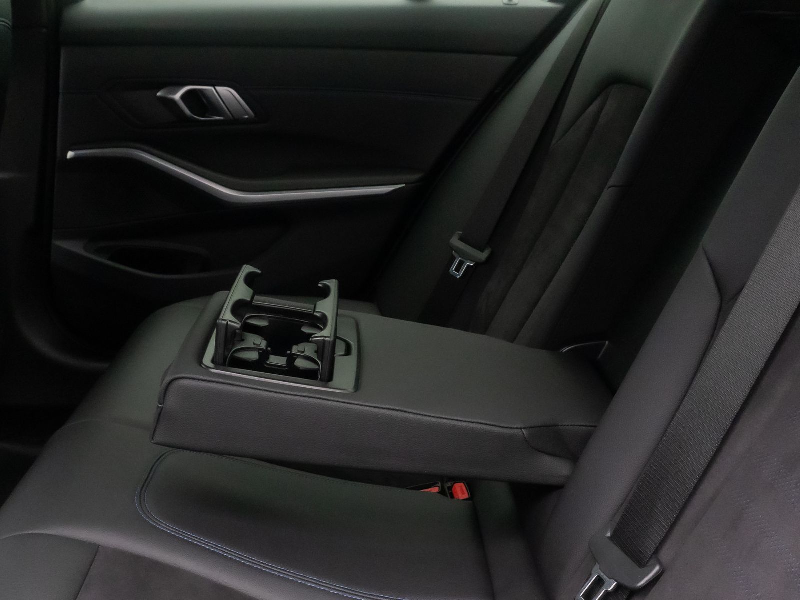 Fahrzeugabbildung BMW 320e M Sport DAB PDC Widscreen Individual 18Zoll