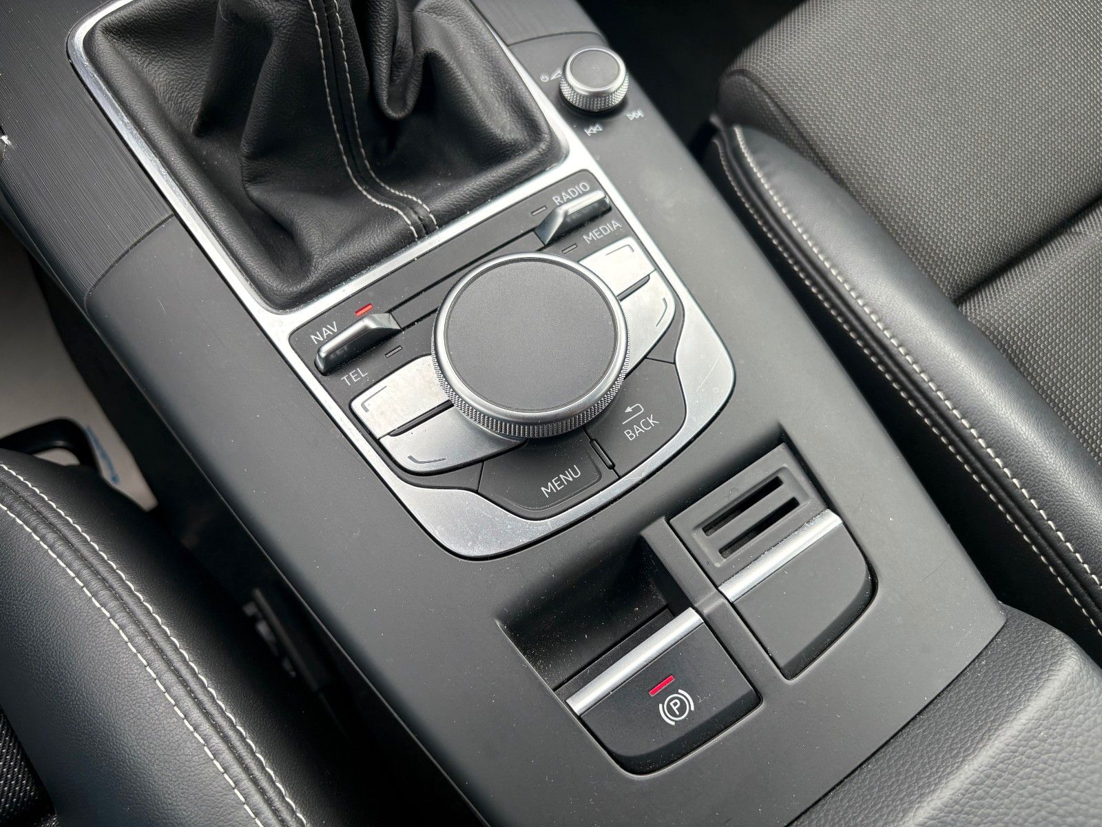 Fahrzeugabbildung Audi A3 1.6 TDI SPBK S LINE Navi Leder LED SPORTFWK