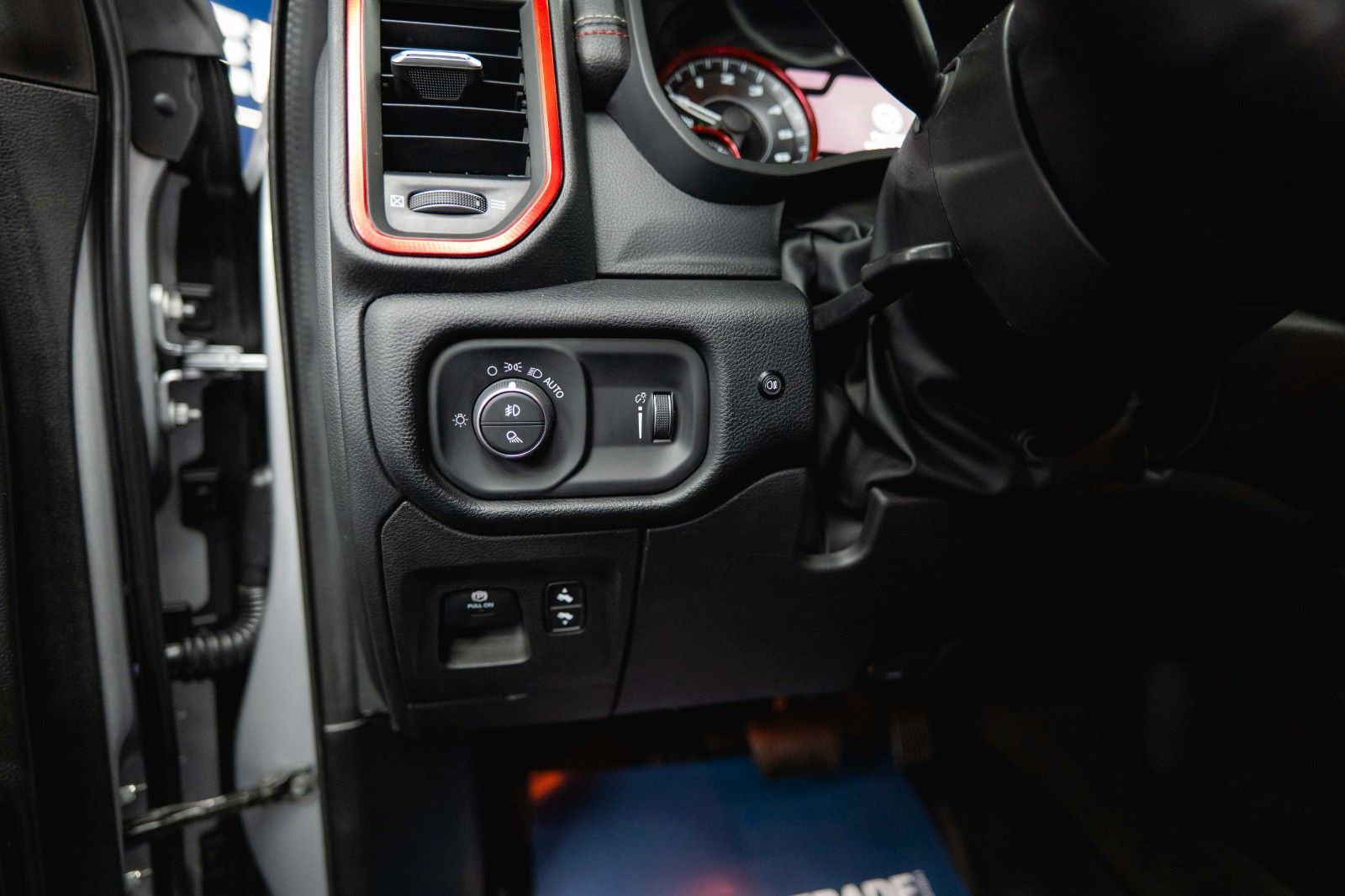 Fahrzeugabbildung Dodge RAM 5.7 V8 HEMI 4x4 REBEL OFFROAD AXLE LOCK 19%