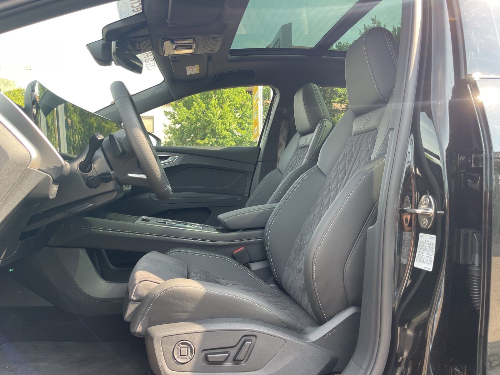 Fahrzeugabbildung Audi Q4 quattro e-tron 220 kW 360,AHK,HUD,Kamera,LED