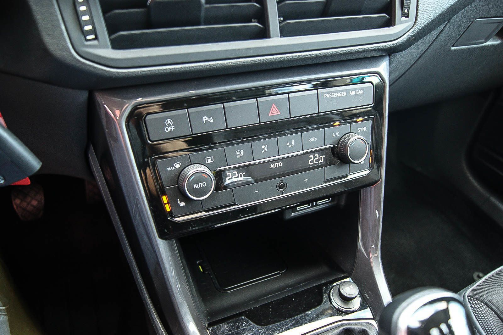 Fahrzeugabbildung Volkswagen T-Cross HIGHLINE 1.0 TSI NAVI LED VIRTUAL 1.HAND