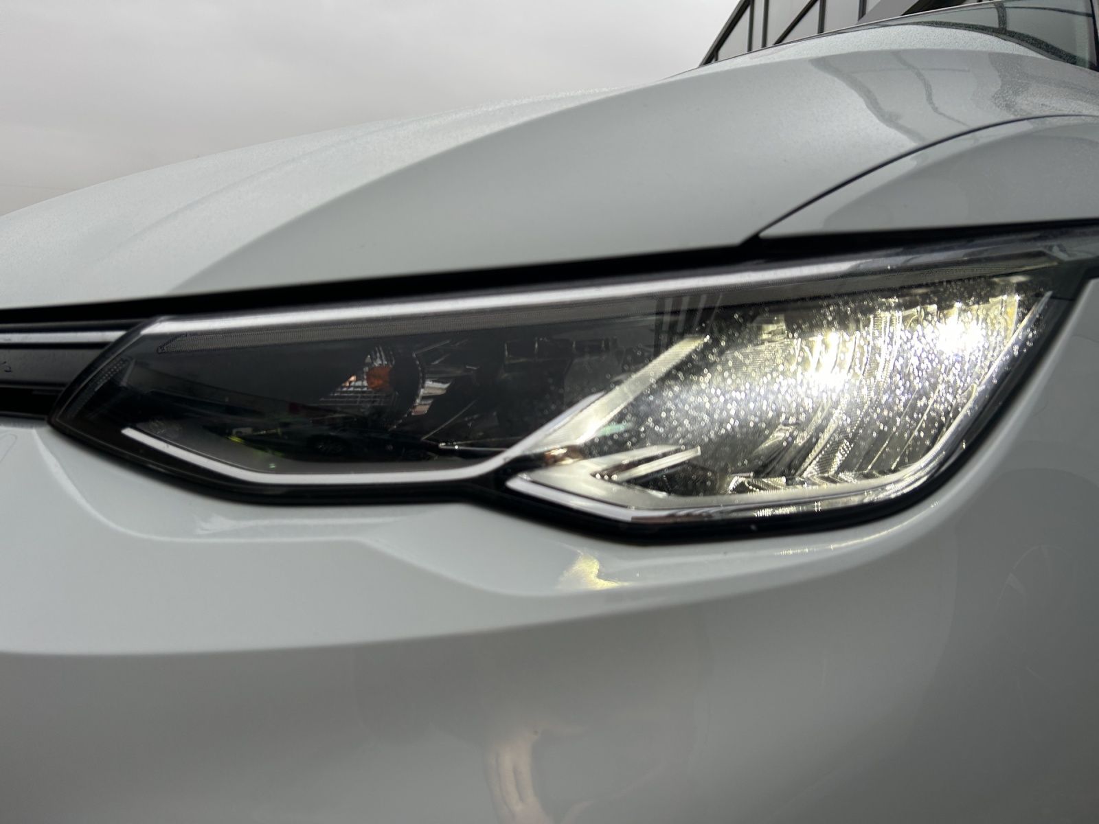 Fahrzeugabbildung Volkswagen Golf VIII Variant Business TDI DSG LED ACC SHZ P