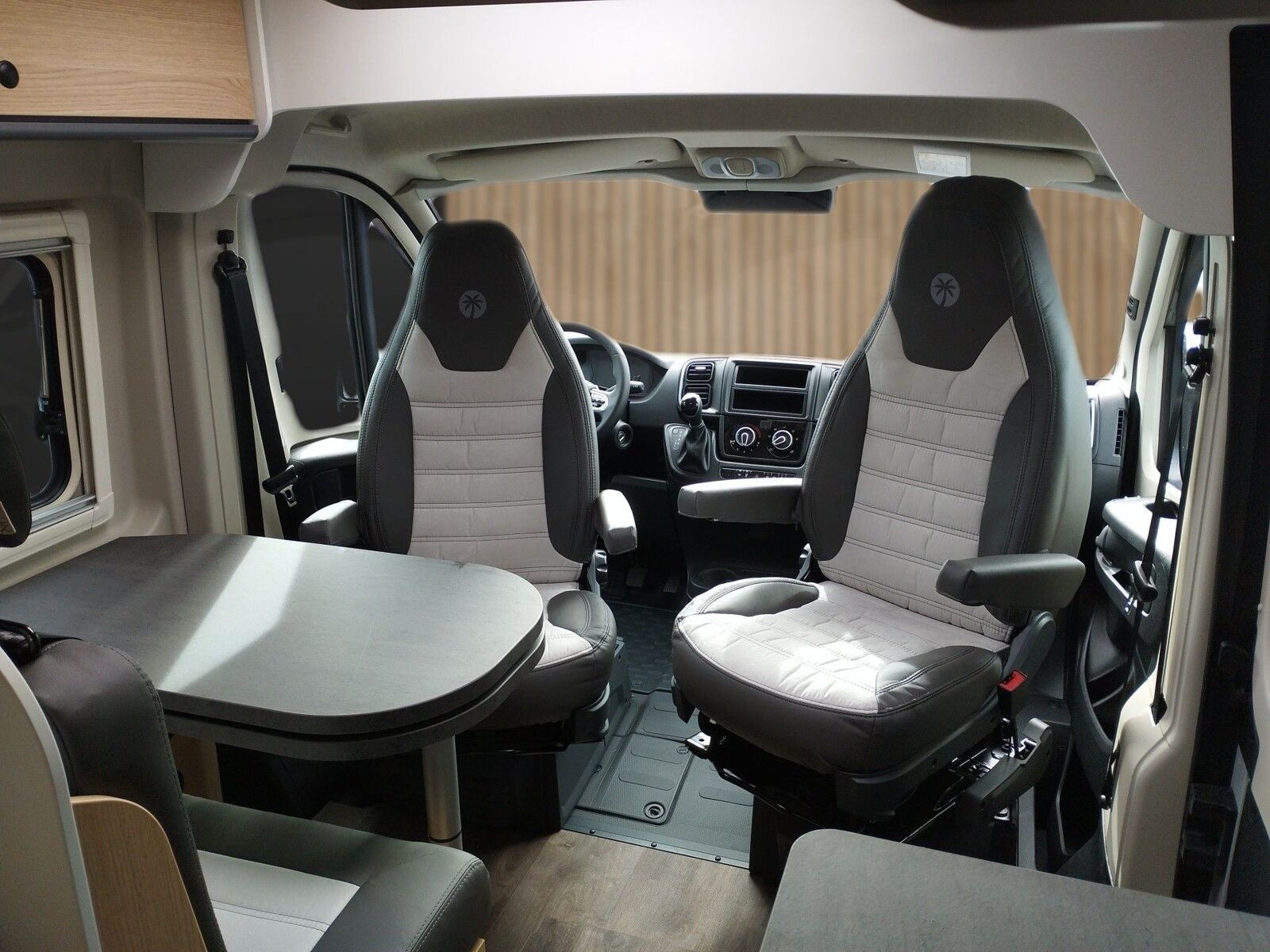 Fahrzeugabbildung Sunlight Adventure Cliff 600 Automatik, Dörr Edition, LTE