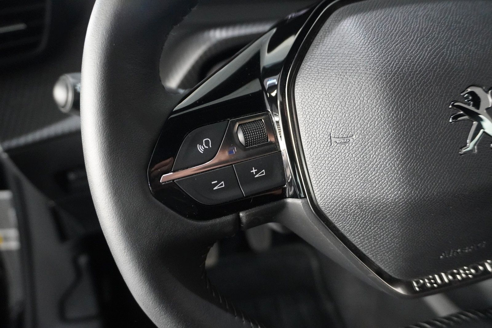 Fahrzeugabbildung Peugeot 2008 1.2T ACTIVE PACK NAVI/LED/KAMERA/SPORT/SH