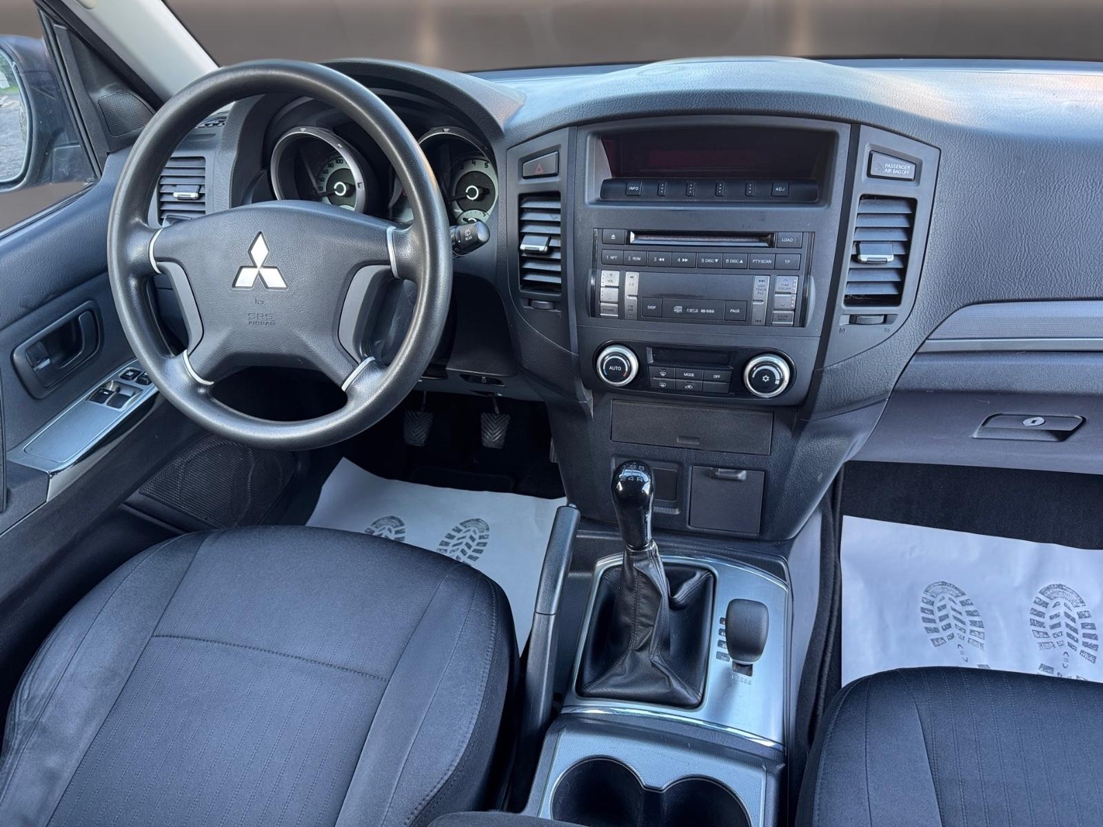 Mitsubishi Pajero 3.2 DI-D 200 ch • 3 portes • 4x4 • Boîte manuelle • Attelage