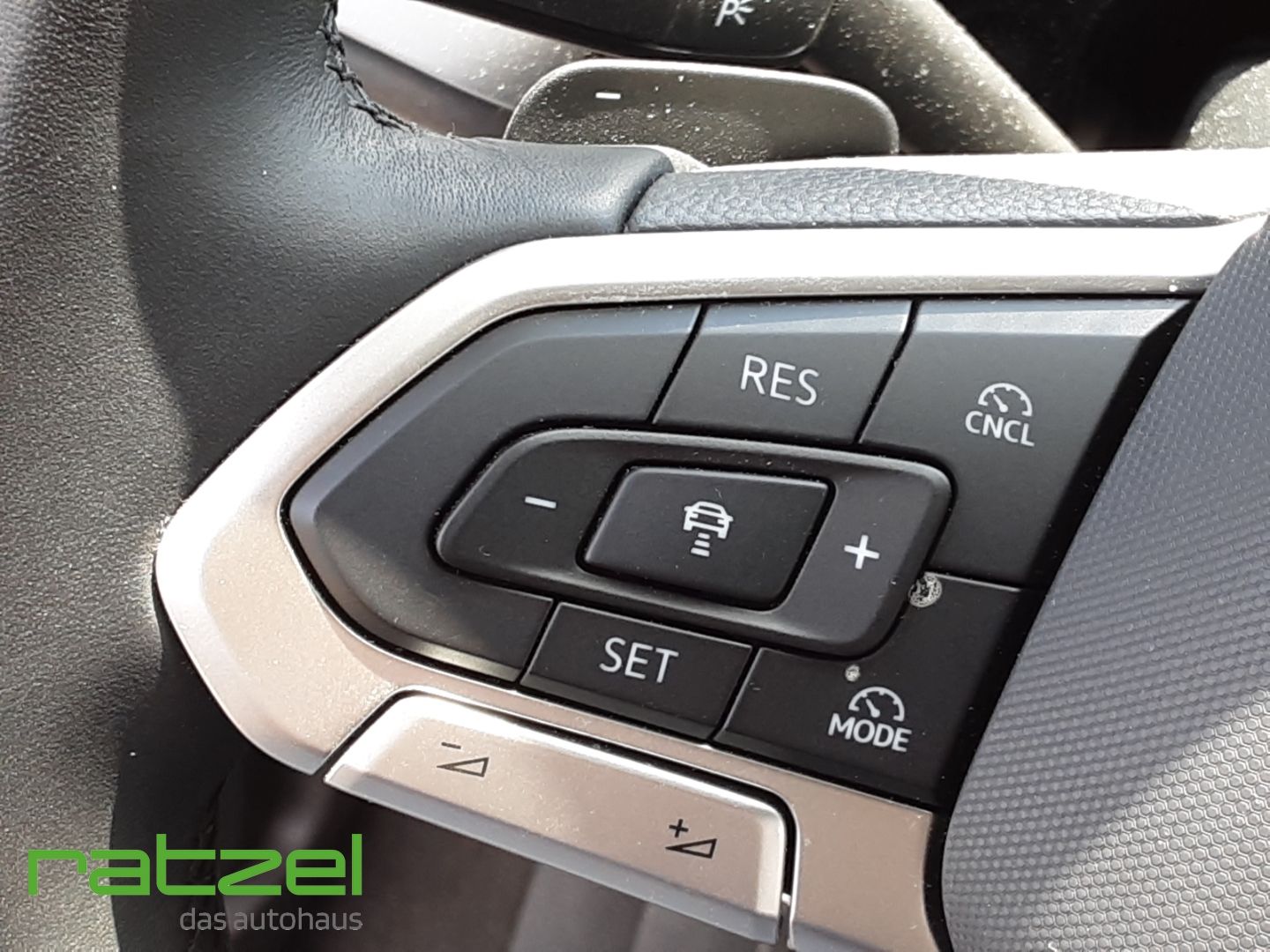 Fahrzeugabbildung Volkswagen T7 Multivan Life 2.0 TDI DSG 7-SITZER Navi Digit
