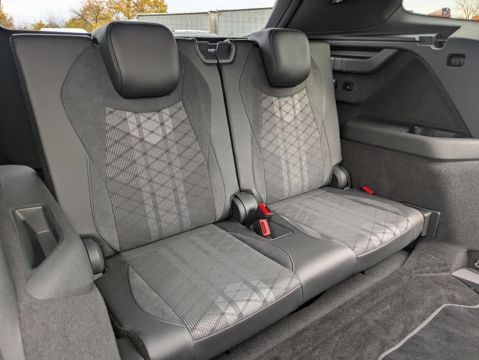 Fahrzeugabbildung Volkswagen Tayron 2.0 TDI 4M R-Line BLACK*7Si*MATRIX*PANO