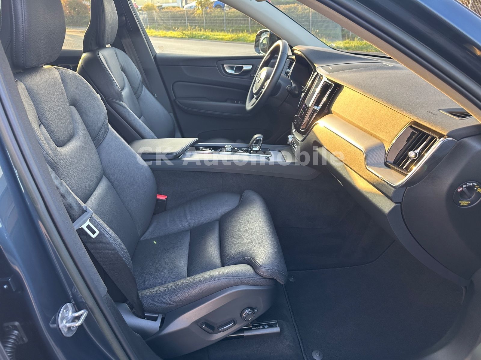 Fahrzeugabbildung Volvo XC60 B4 Plus Dark AWD/BLIS/Navi/LED/Kamera/AHK