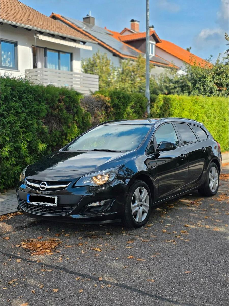 Opel Astra 2014 — interior