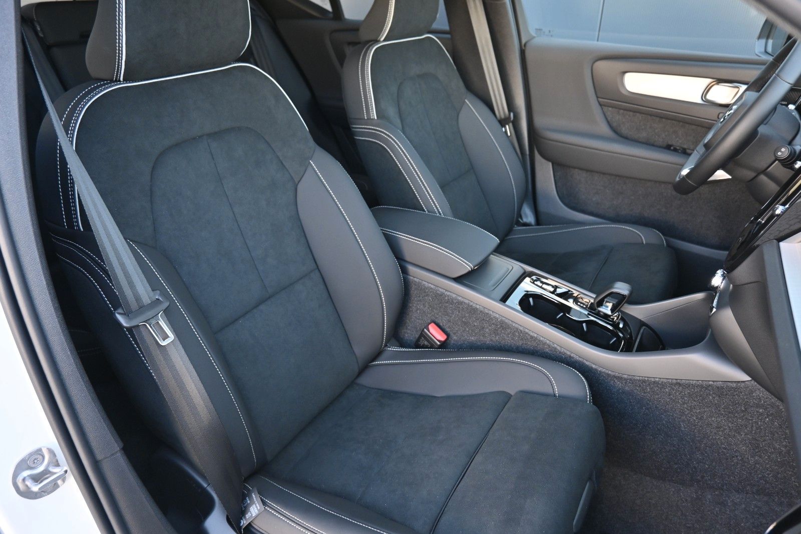 Fahrzeugabbildung Volvo XC40 B4 DKG Plus Black Edition*FSHZG*360°*ACC
