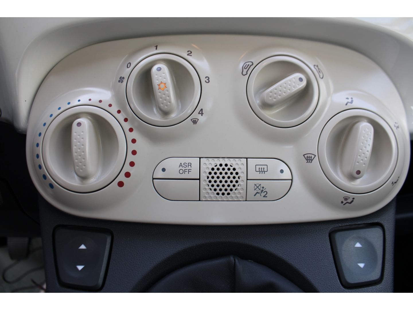 Fahrzeugabbildung Fiat 500 Lounge Klima Radio CD GJR PDC Pano Bluetooth